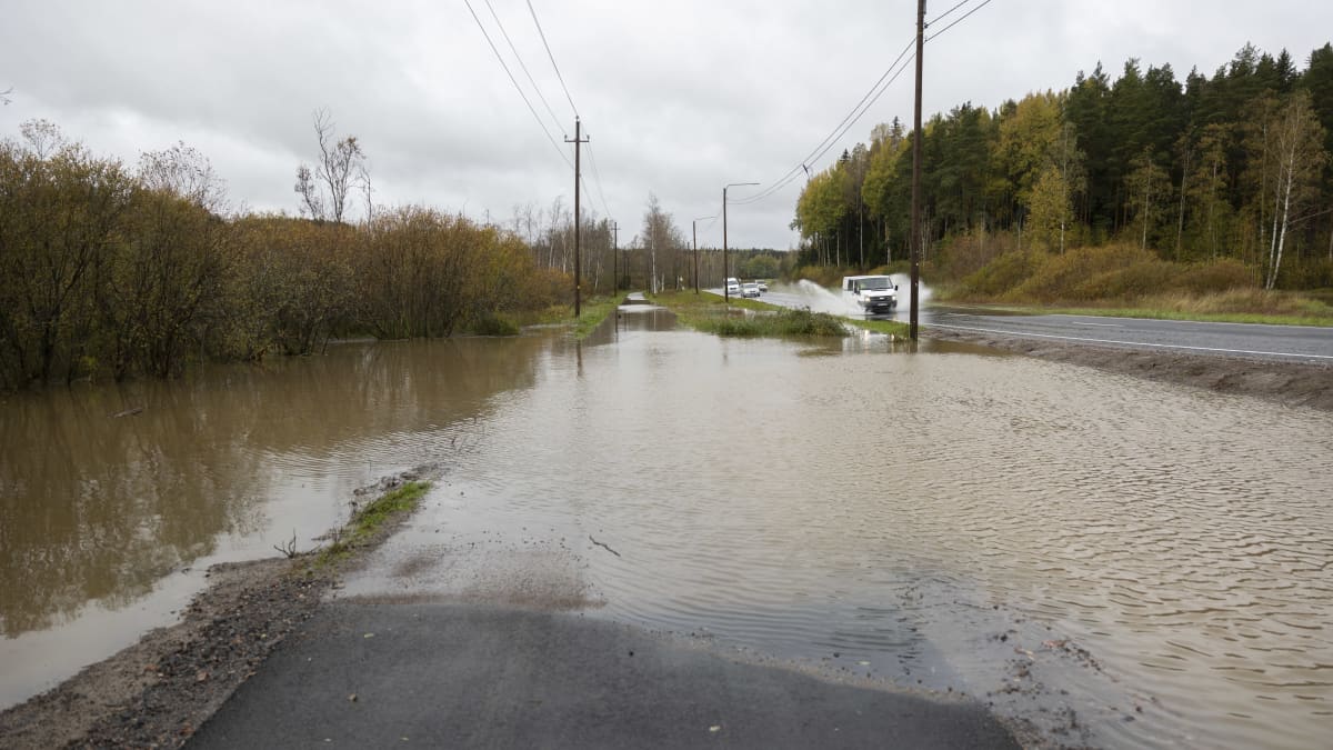 Roads can get watery when it rains and the snow melts quickly. Photo: Mikko Koski / Yle