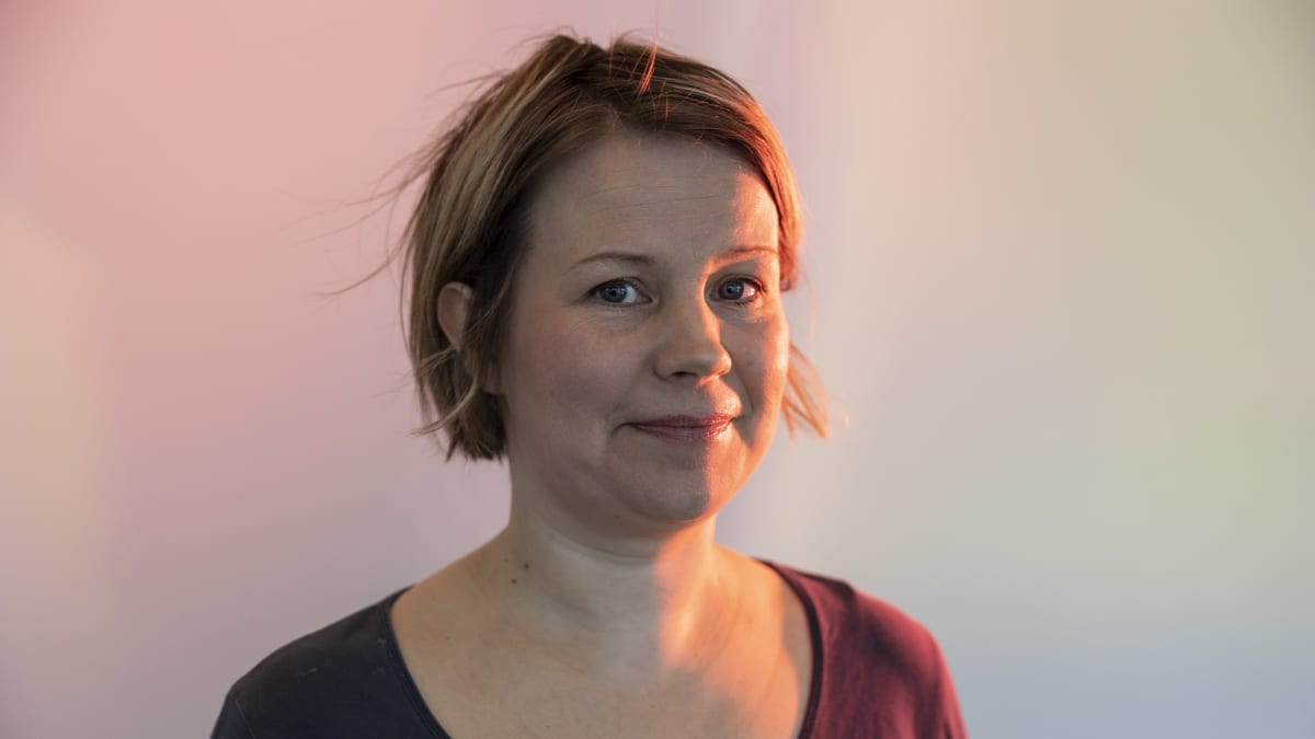 Kuvassa Anne Roininen, taiteilija.