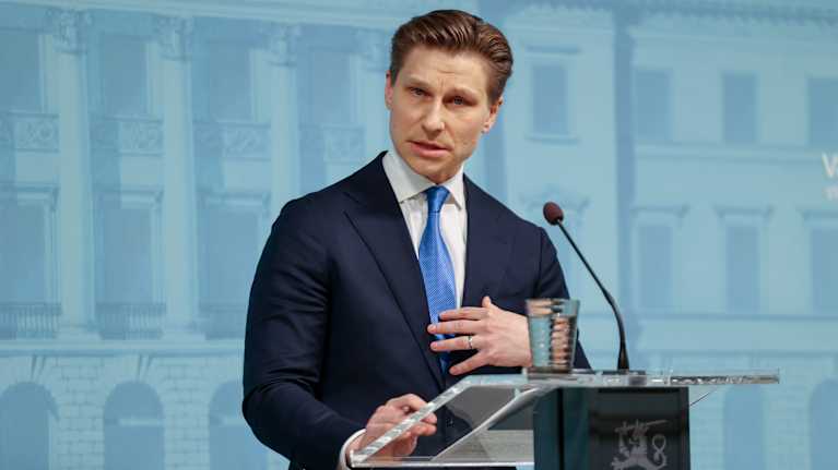 Puolustusministeri Antti Häkkänen tiedotustilaisuudessa.