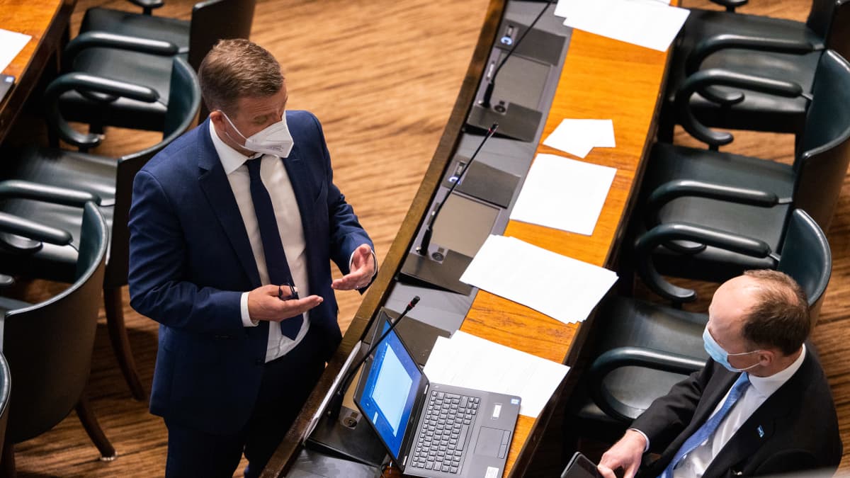 Kokoomuksen Petteri Orpo ja PS:n Jussi Halla-aho eduskunnassa. Välikysymysäänestys hallituksen puoliväliriihessä tekemistä päätöksistä.