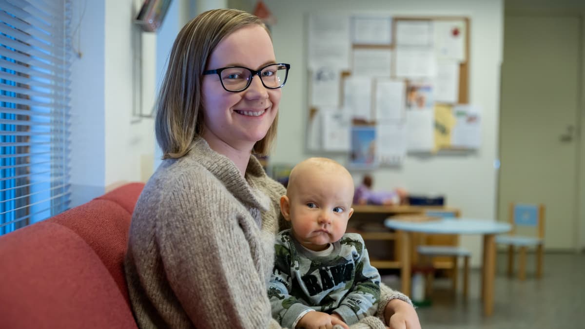 Luodossa asuva Julia Sundelin ja 8 kk:n ikäinen Willy rokotettavana, Luoto, 4.12.2018.