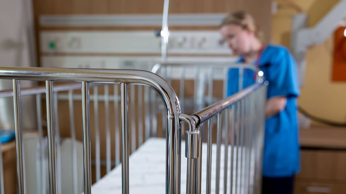 Sairaanhoitaja valmistelemassa sänkyä potilashuoneessa, Uusi lastensairaala, Helsinki, 8.7.2019.