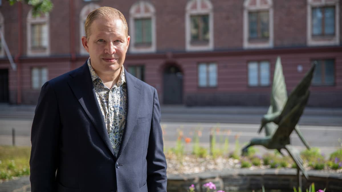 Pekka Mattila Aalto yliopiston kauppakorkeakoulun edessä