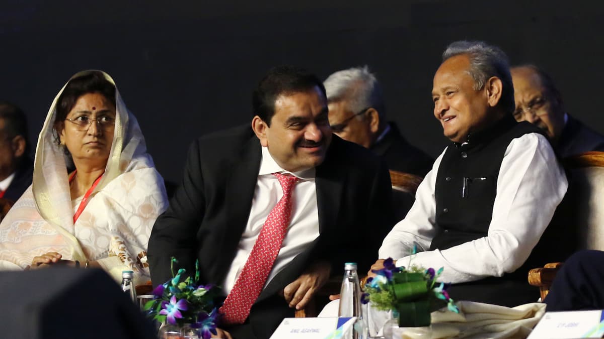 Ashok Gehlot, Gautam Adani ja Shakuntala Rawat huippukokouksessa.