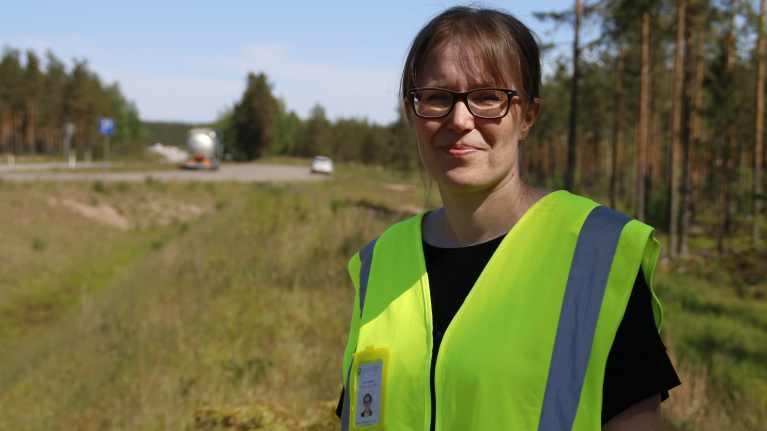 Ympäristöasiantuntija Suvi Nirkko Kaakkois-Suomen ely-keskuksesta kuutostien pohjavesialueella Utissa