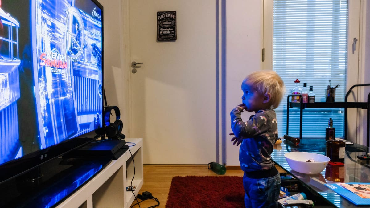 Pieni poika katsoo televisiota.