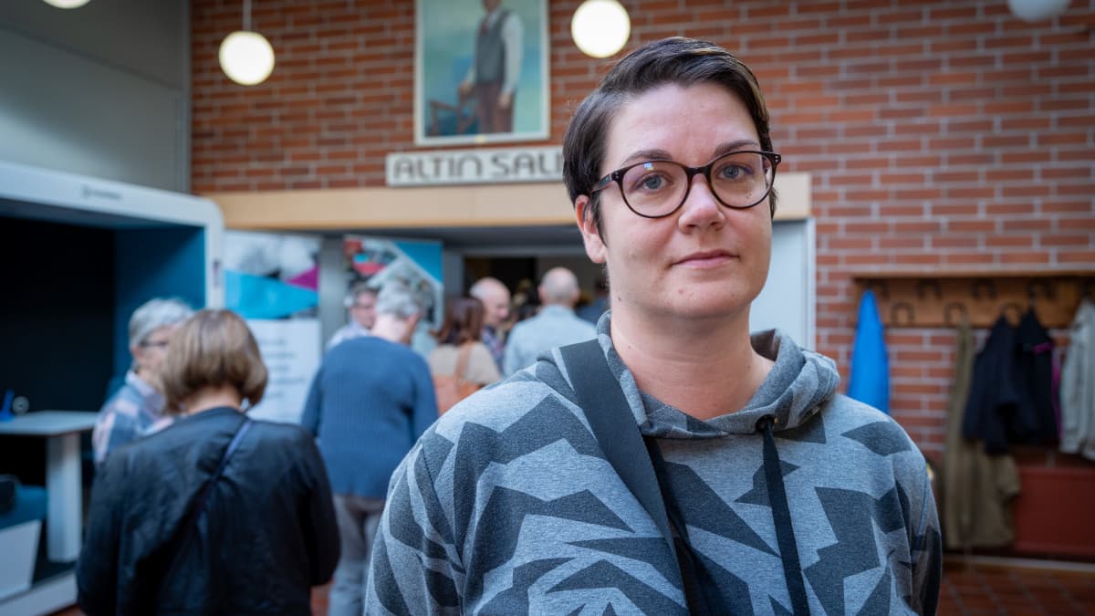 Asukas Merja Läykki saapui Pirkanmaan hyvinvointialueen asukastilaisuuteen Ikaalisiin 29.8.2023.