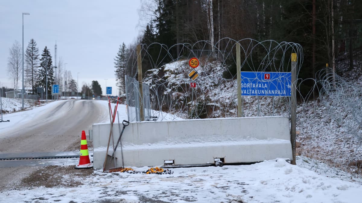 Kulku Niiralan rajatarkastusasemalle on estetty piikkilanka-aidalla.