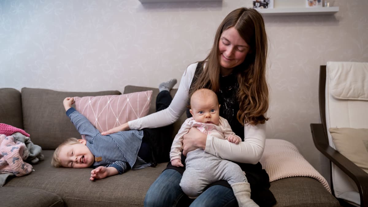 Luodossa asuva Heidi Ahlö, 3-vuotias Noel ja sylissä 3 kk ikäinen vauva Lowa kotonaan, Luoto, 4.12.2018.