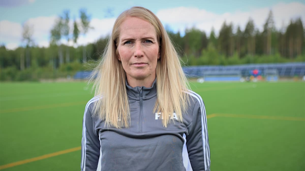 Lina Lehtovaara on suomalainen jalkapalloerotuomari.