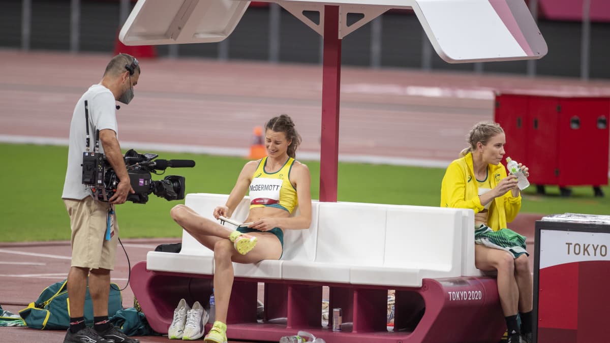 Nicola McDermott  Tokion olympialaisissa merkintävihkonsa kanssa. 