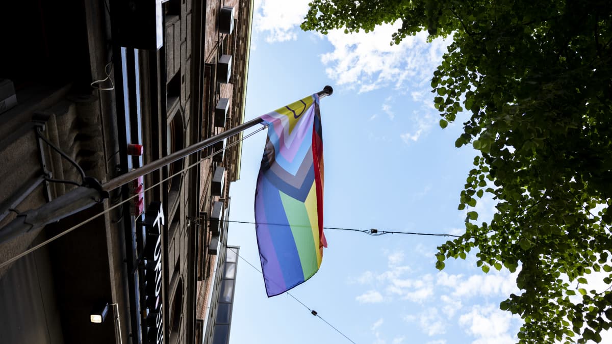 Pride-lippu taivasta vasten.