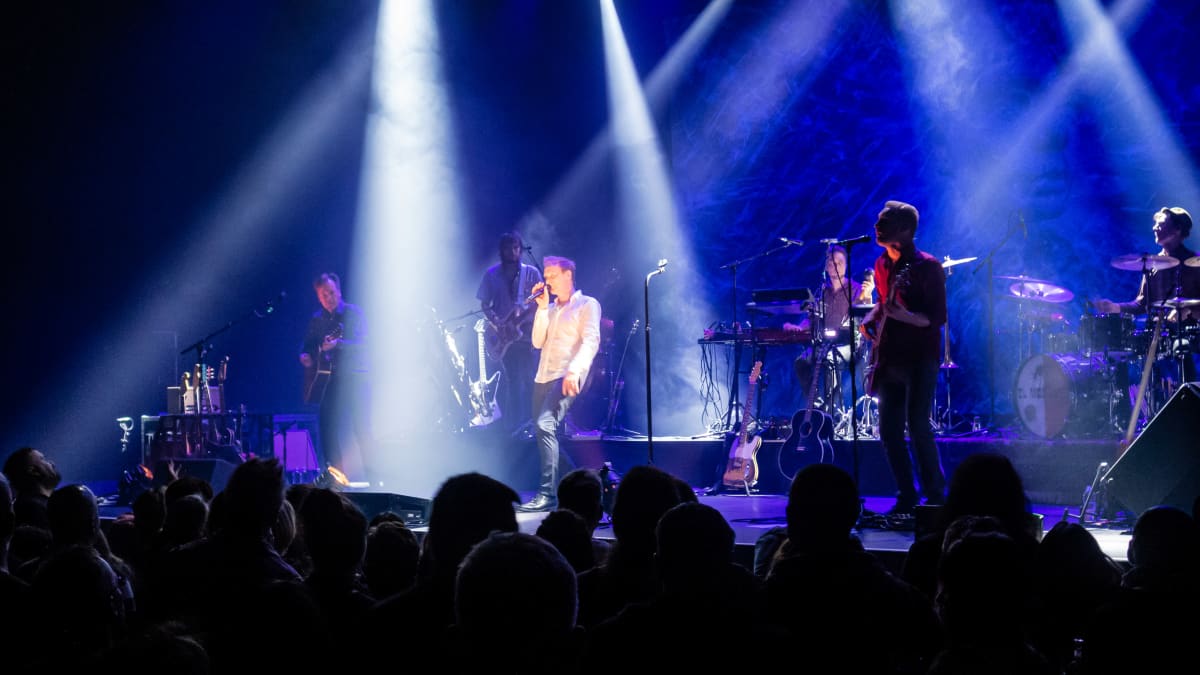 Ismo Alanko esiintyy konsertissa.