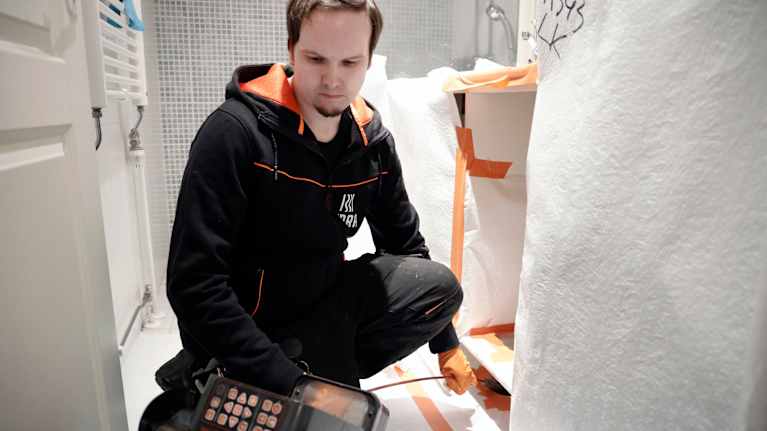 A cable camera is being searched for defects in the pipe. Photo: Juha-Petri Koponen / Yle