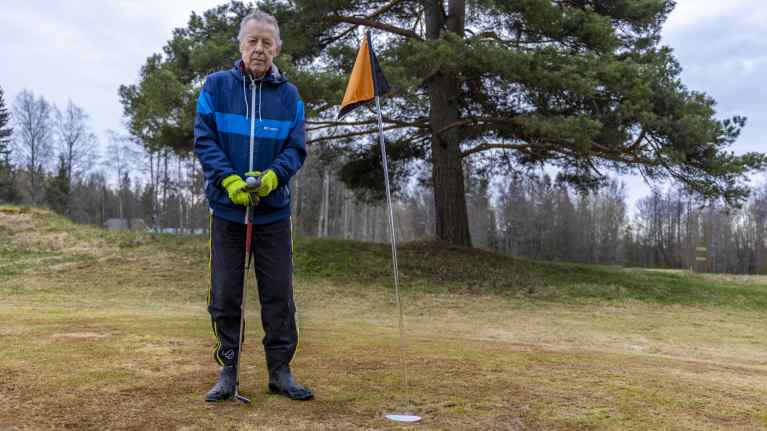 Jukka Kesti-Helia Koivulan golfkentällä viheriölipun vieressä.