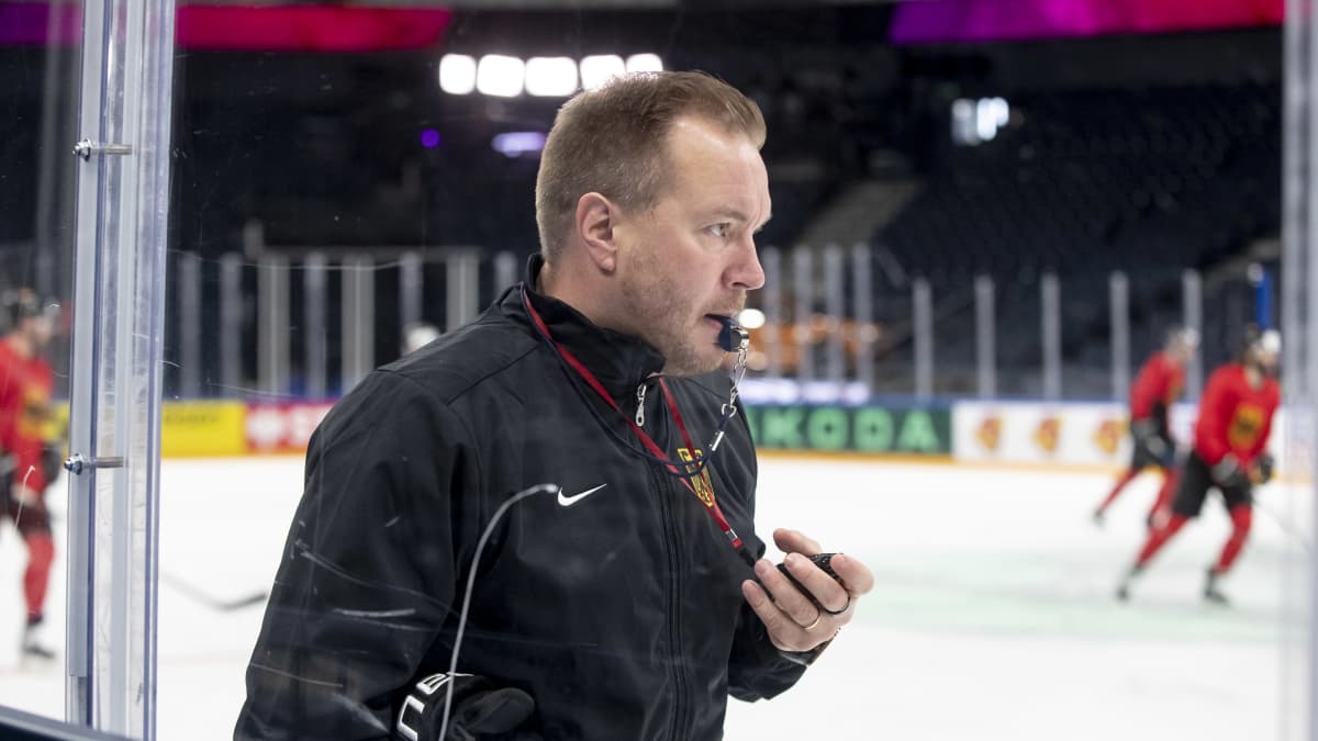 Pekka Kangasalusta viheltää pilliinsä.
