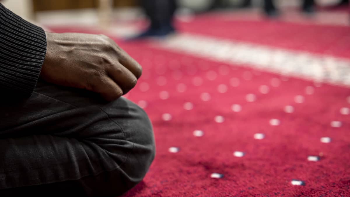 Mies rukoilee Suomen islamilaisen yhdyskunnan moskeijassa Helsingissä