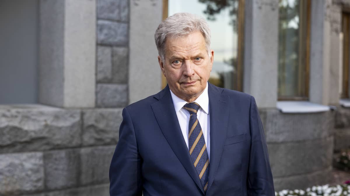 Presidentti Sauli Niinistö Kultarannan graniittilinnan edustalla 13.6.2022.