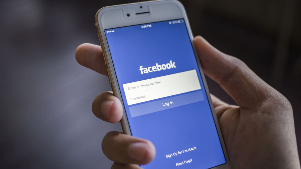 Facebook på en smarttelefonskärm.