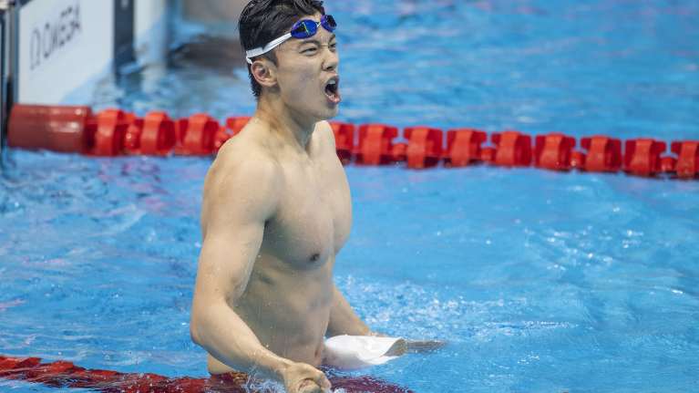 Wang Shun juhli Tokion olympia-altaassa 200 metrin sekauinnin kultamitalia, vaikka hän oli antanut puoli vuotta aiemmin positiivisen dopingnäytteen.
