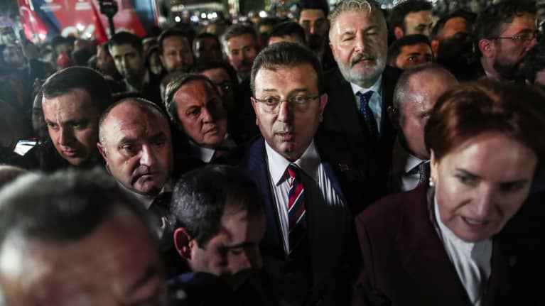 CHP-puolueen Ekrem İmamoğlu tuli tervehtimään kannattajiaan Istanbulissa järjestettyyn mielenosoitukseen 14. joulukuuta 2022.