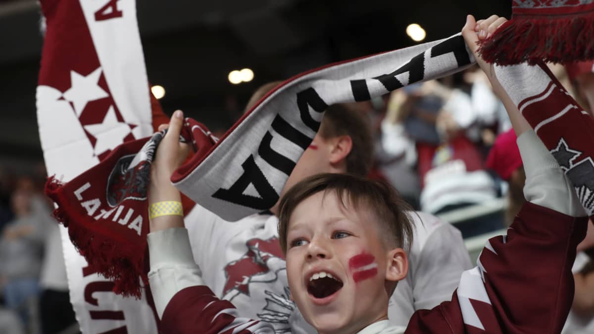 Poika juhlii Latvian maalia jääkiekon MM-kisoissa 2023.