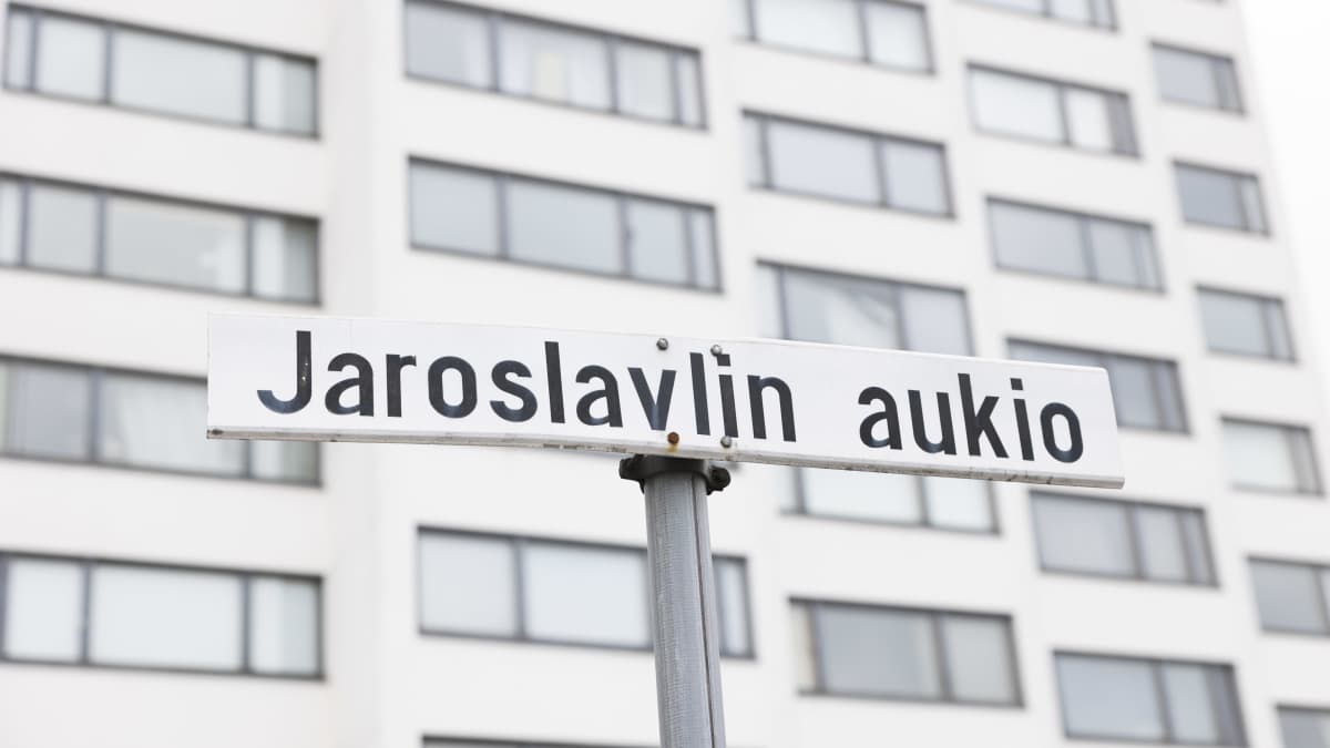 Jaroslavlin aukion kyltti Jyväskylässä. Taustalla Viitatorni-kerrostalon ikkunoita. 