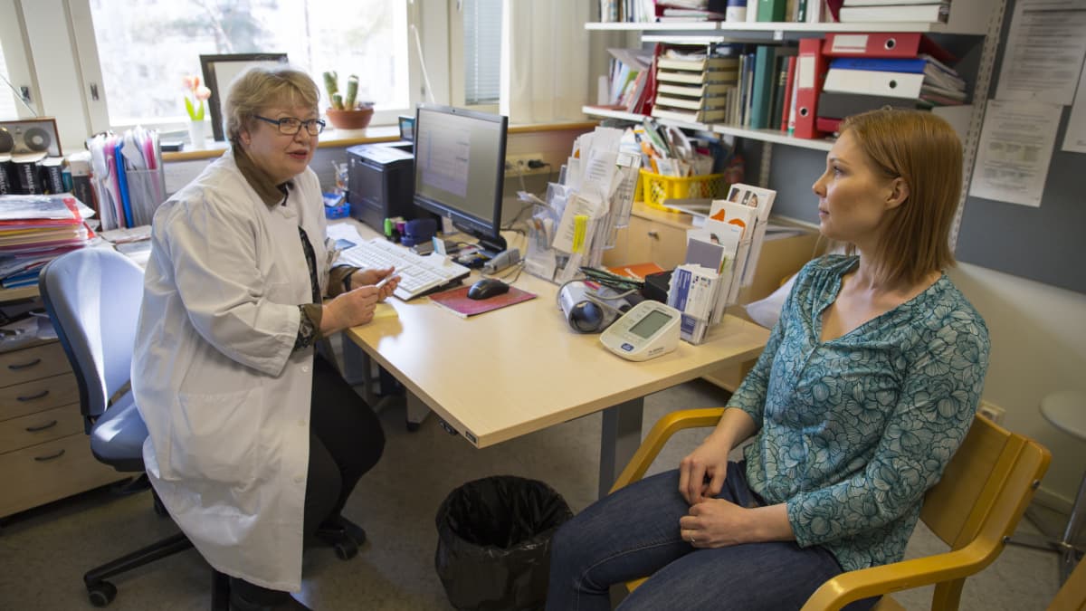 Ylilääkäri Liisa Grönhagenin vastaanotolla on Elina Hallamaa.