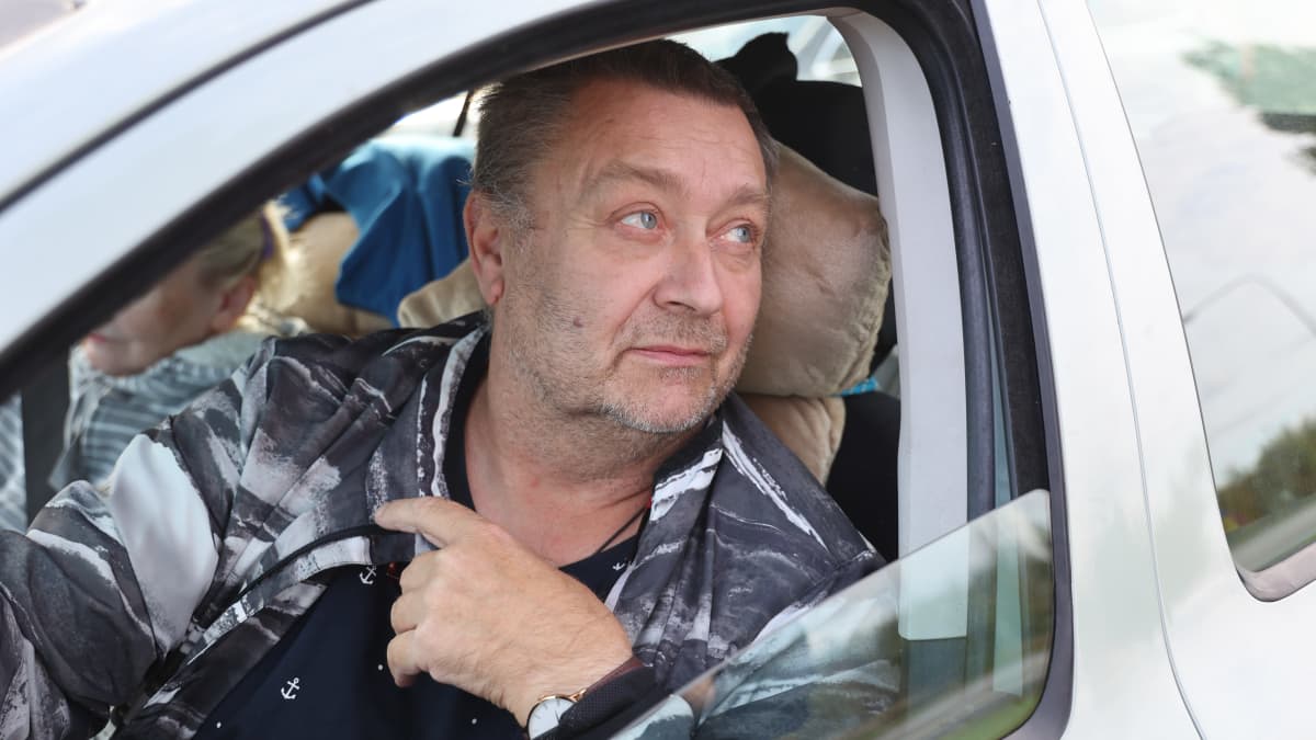 Virolainen Benno Adler kuvattuna autossaan puolilähikuvassa. Hän oli menossa Niiralan rajanylityspaikalla kohti Venäjää.