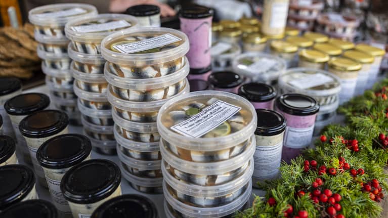 Myytäviä tuotteita silakkamarkkinoilla. 