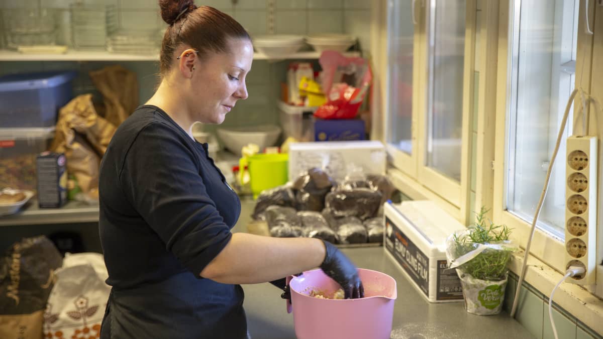 Jasmin Vilén on kokkina Kavalton tilalla, jossa järjestetän muun muassa pitopalvelua. Hän jatkaa yrityksessä oppisopimuskoulutuksella palkkatukijakson jälkeen.