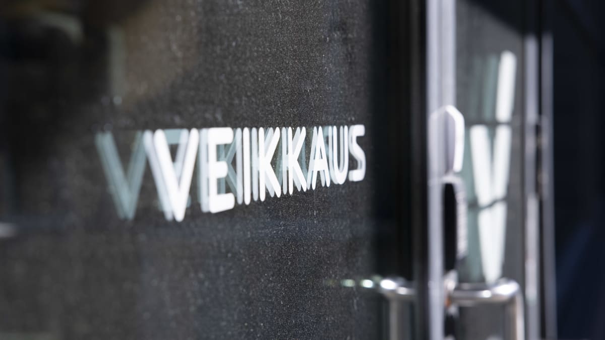 Veikkaus yhtiön teksti ovessa.