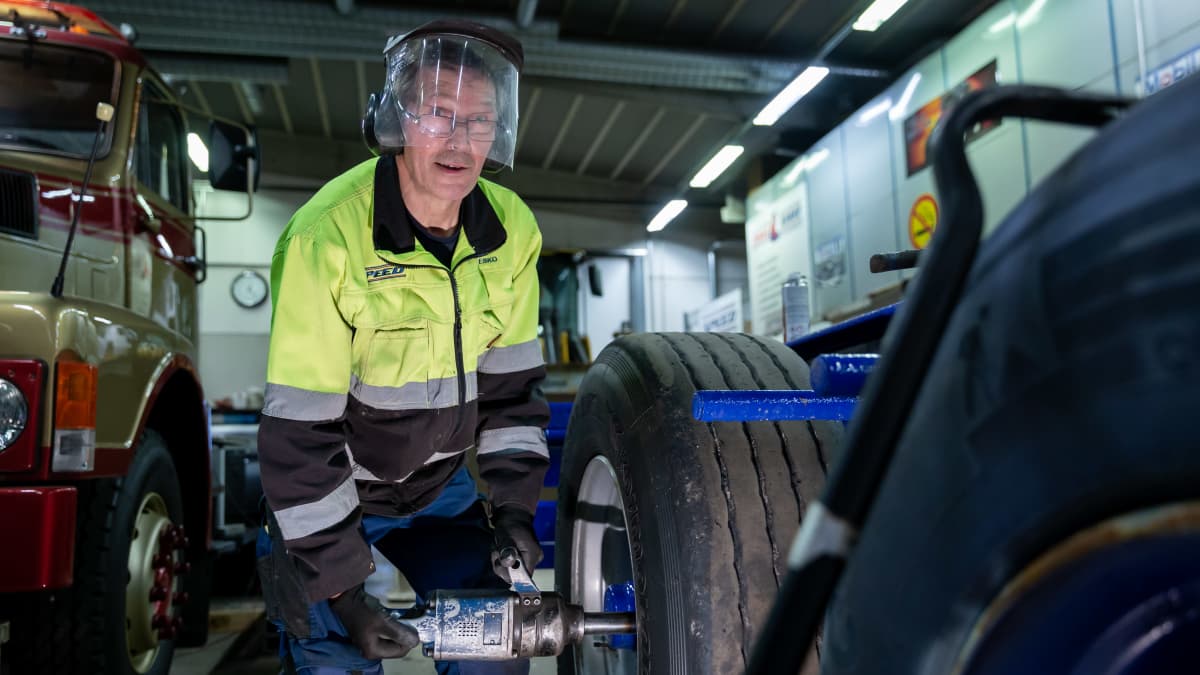 Kuljetuspalveluyritys Speed Depot Hollolan yli 60-vuotias työntekijä Esko Parikka, Hollola, 13.11.2018.