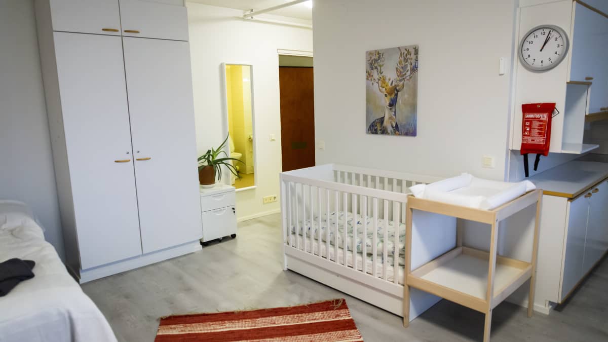Lapsipehreille suunnatussa turvakotihuoneessa on mm pinnasänky ja lastenhoitopöytä