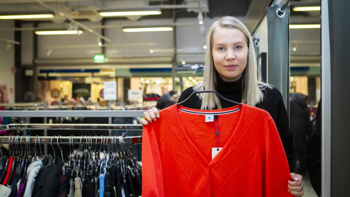 Uusia käyttämättömiä vaatteita, jotka on tuotu kierrätykseen Uffille. Myyjä Eerika Lehtimäki esittelee.