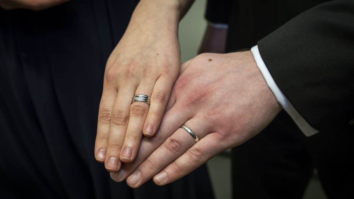 Susanna Sahlbomin ja Toni Laurilan vihkisormukset