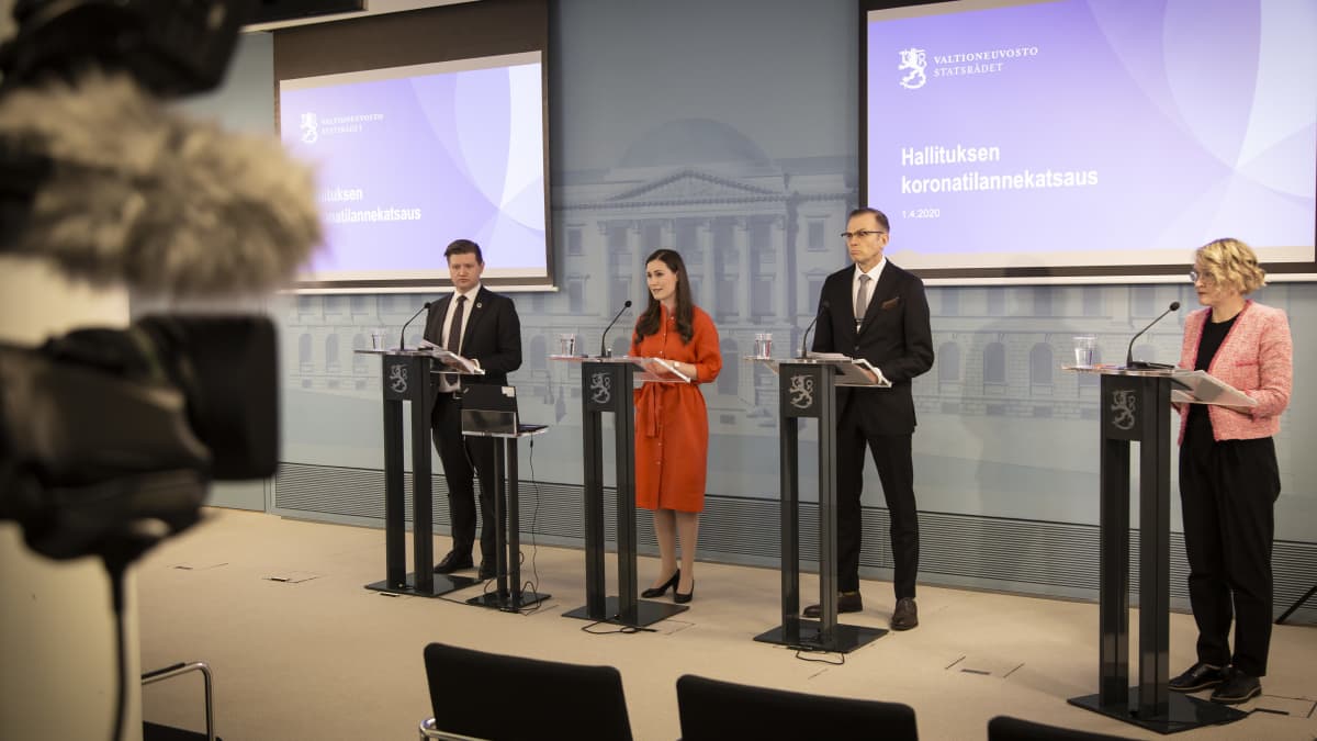 Pääministeri Sanna Marin, valtiosihteeri Mikko Koskinen ja valtioneuvostoon turvallisuusjohtaja pitävät tiedotustilaisuutta 1.4.2020.