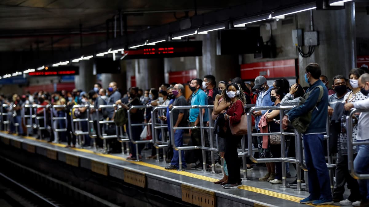 Matkustajia Sao Paulon Se-metroasemalla Brasiliassa 24. kesäkuuta. 
