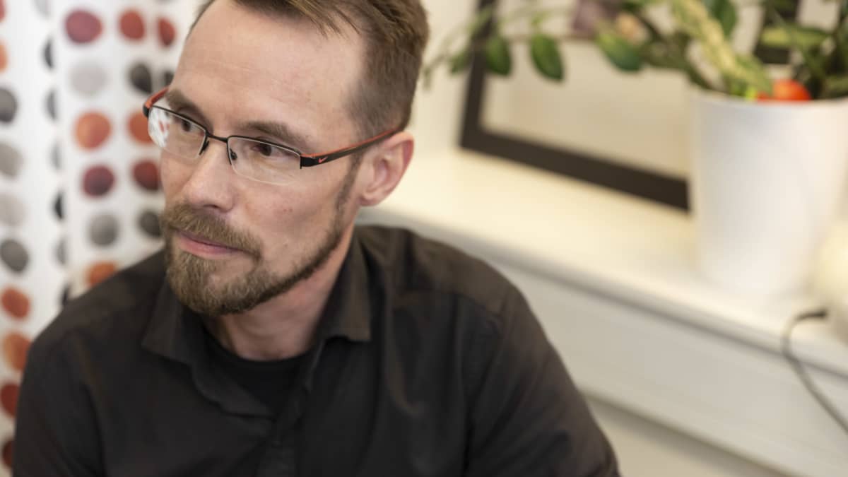 Vantaan lastensuojelun johtava sosiaalityöntekijä Samuel Keskinen.