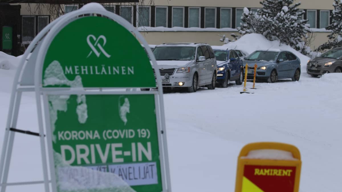 Rovaniemen drive-in koronatestaus entisen terveyskeskuksen pihalla.