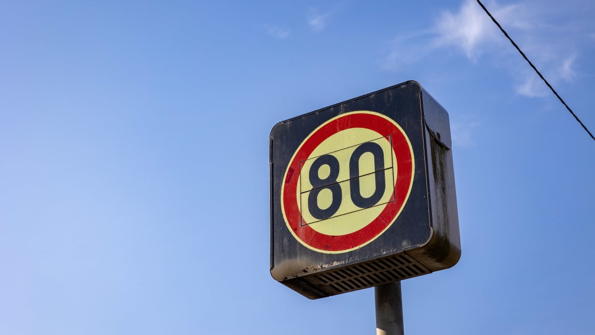 80 km/h nopeusrajoituskyltti