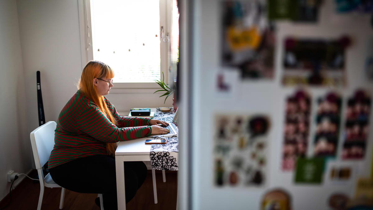 Saaga Salonen on kärsinyt etäopiskelusta korona-aikana. Salonen kuvattuna kotonaan opiskelemassa.