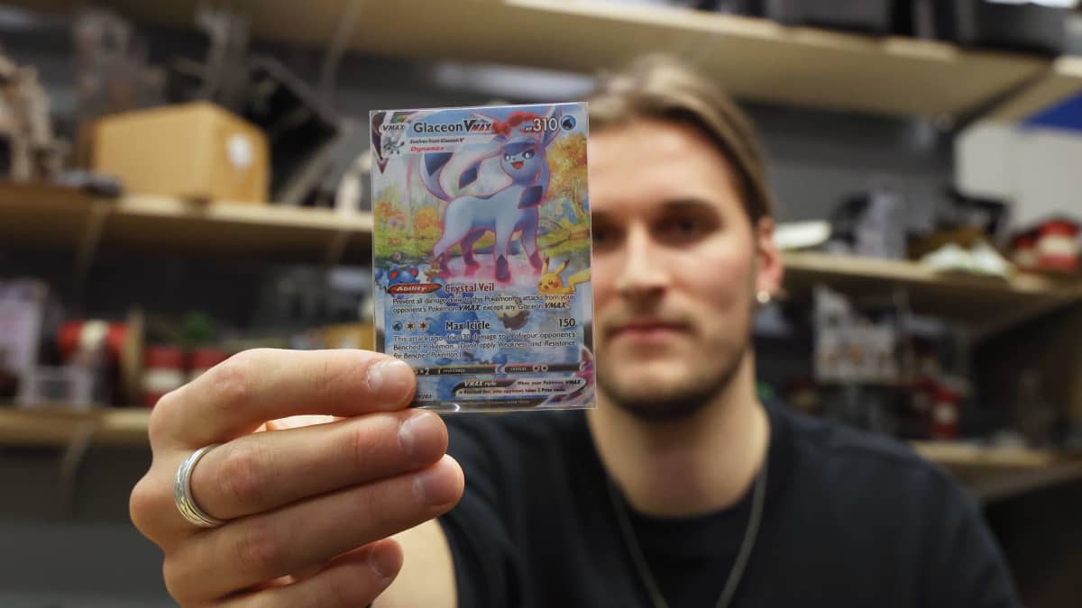 Joensuulainen Lauri Jaatinen pitelee käsissään Pokémon-keräilykorttia, joka on arvoltaan noin 90 euroa.