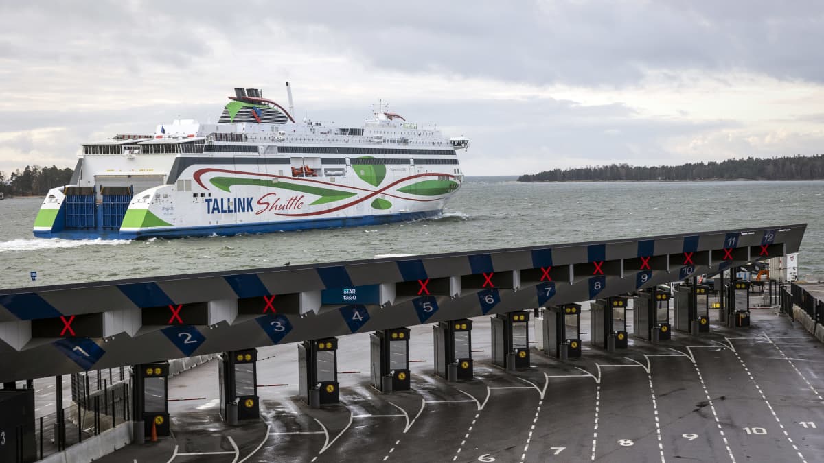 Tallink Megastar lähtee satamasta kohti Tallinnaa. 
