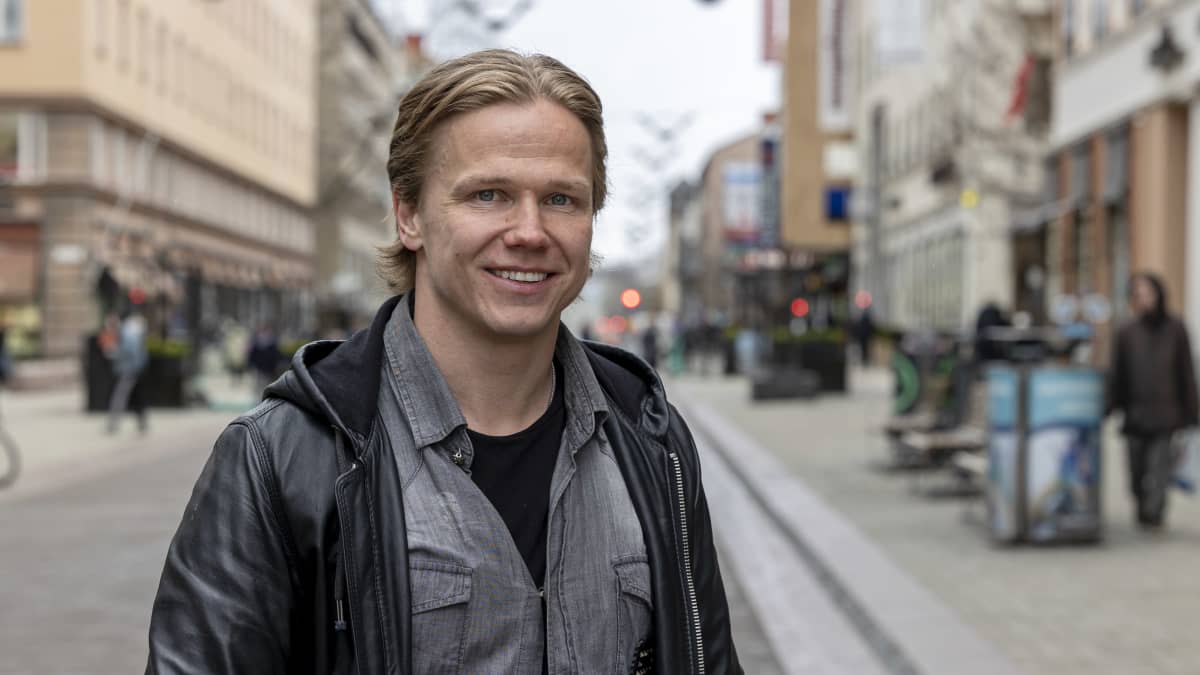 Jalkapalloilija Petteri Forsell kuvattuna Turussa 30.3. 2022.