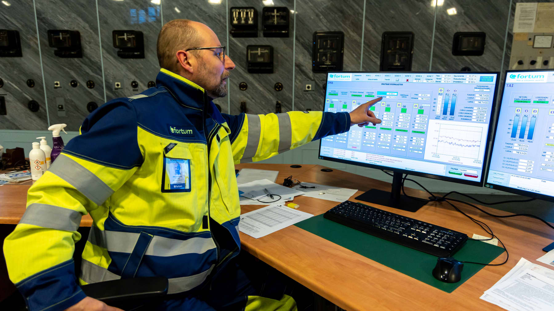 Fortumin Erkki Luukkonen osoittelee monitoreja Imatrankosken vesivoimalaitoksella.