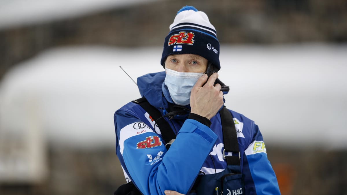 Päävalmentaja Teemu Pasanen kuvassa.