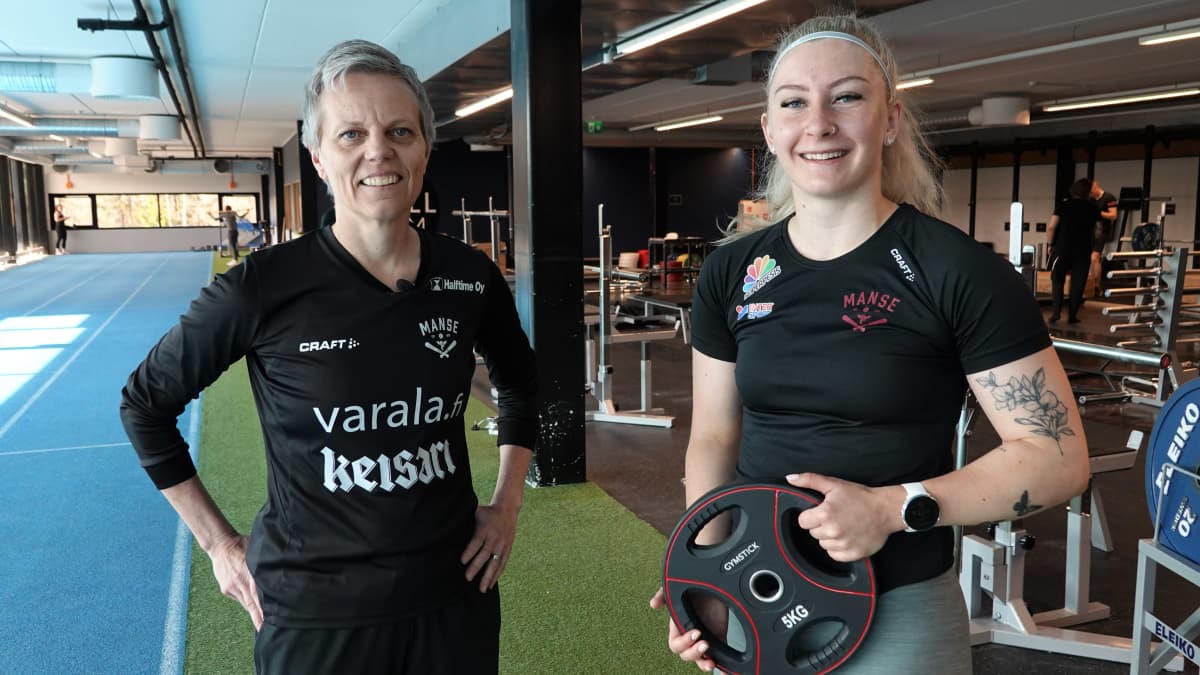 Tiia Hautala ja Saaga-Angelia Raudasoja punttisalilla.