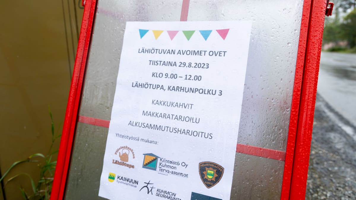 Kyltissä lukee: lähiötuvan avoimet ovet tiistaina 29.9.2023 kello 9–12, Lähiötupa, karhunpolku 3. Kakkukahvit, makkaratarjoilu, alkusammutusharjoitus.