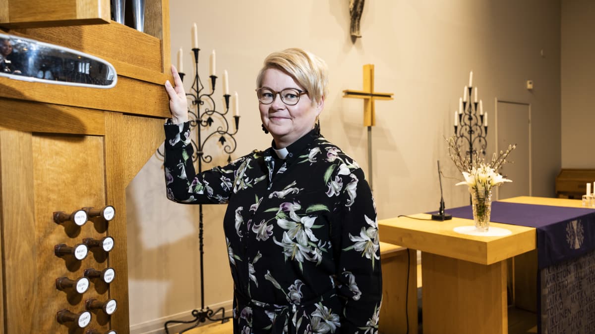 Haagan seurakunnan pappi Mari Mattsson nojaa urkuihin Huopalahden kirkossa. Kirkko tekee paljon mielenterveystyötä uskonnollisen työn ohella. 5.4.2023.